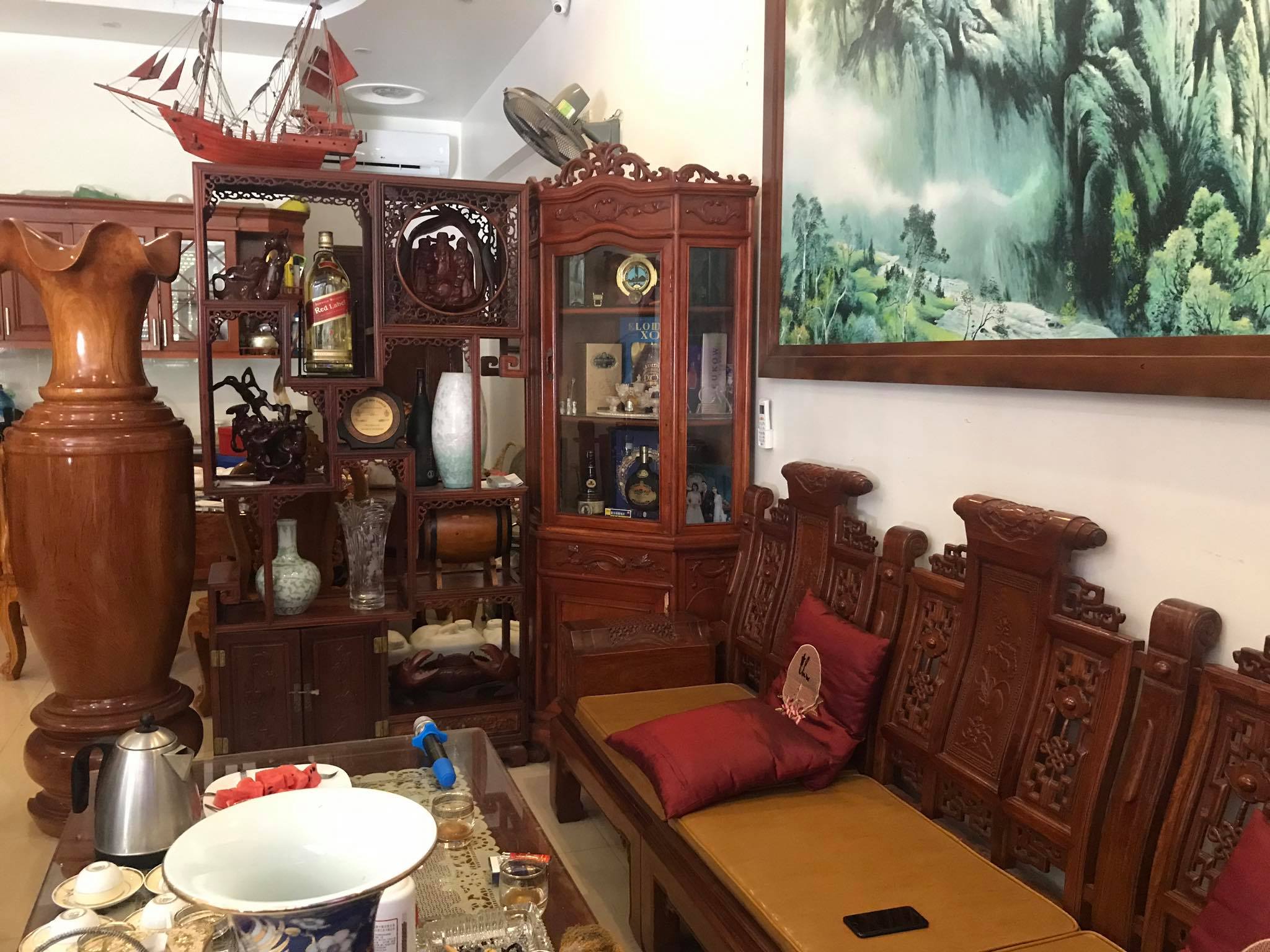 Ghép đôi Center ARP12 trong phòng khách với nội thất hoàn toàn bằng gỗ
