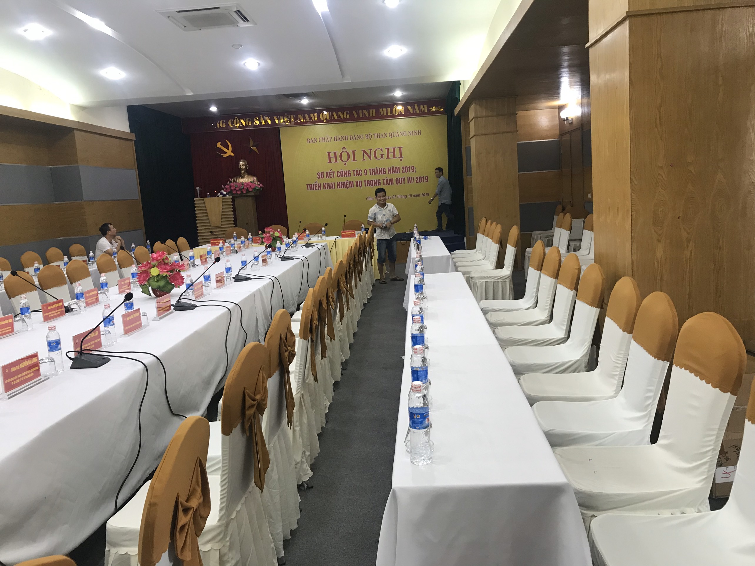 Hội trường công ty than Cẩm Phả
