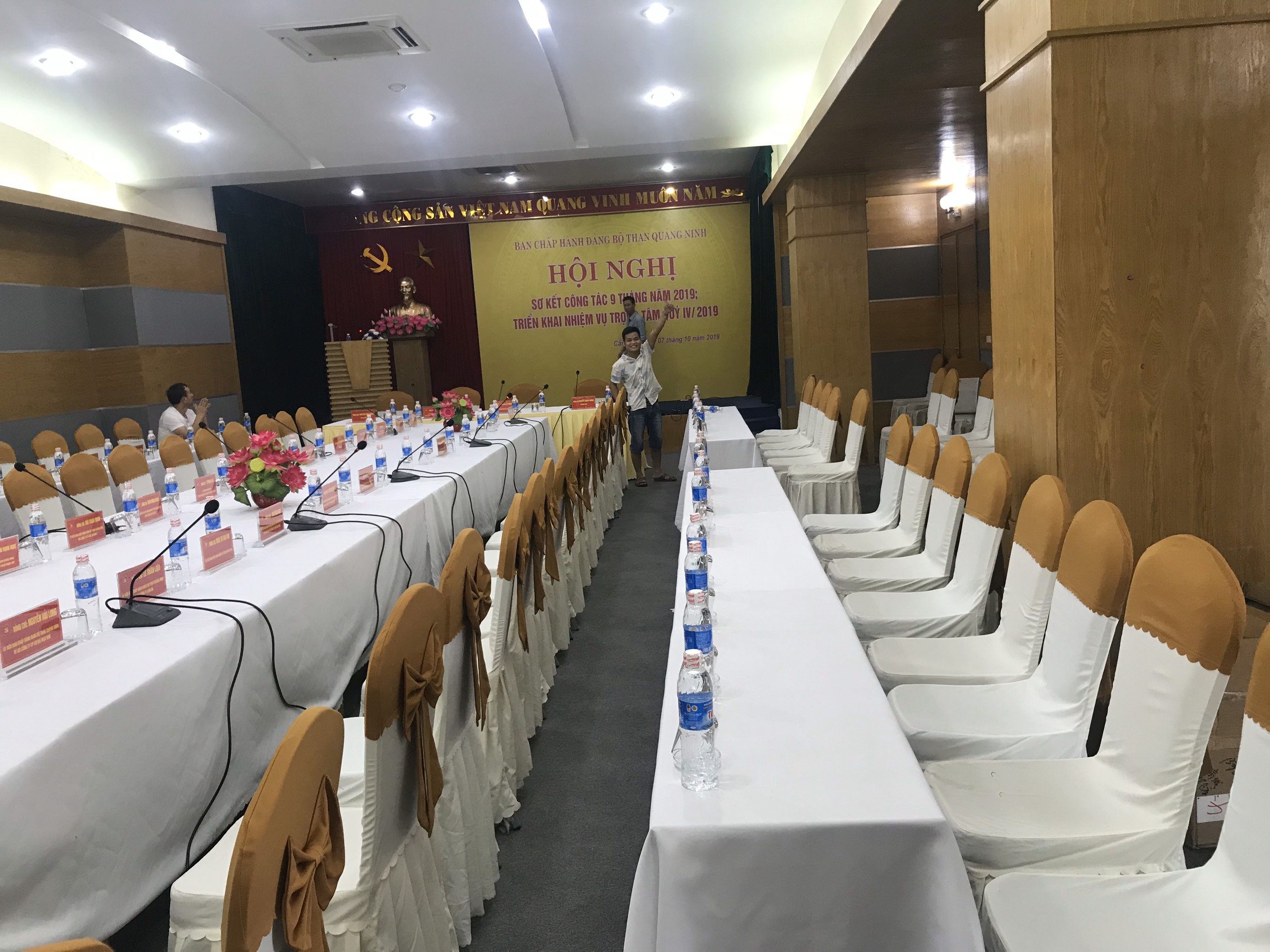 Hội trường công ty than Cẩm Phả
